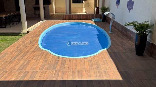 Exclusiva no QMS 18 – Sobradinho DF: Casa Solta no Terreno com Suítes e Piscina Aquecida!