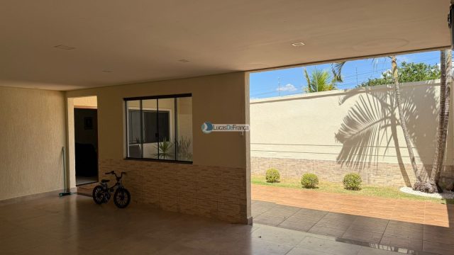 Exclusiva no QMS 18 – Sobradinho DF: Casa Solta no Terreno com Suítes e Piscina Aquecida!