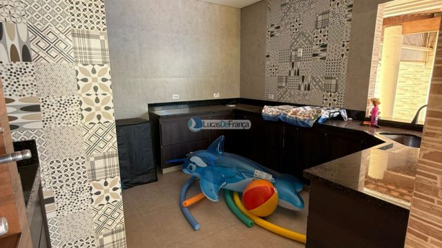 Exclusiva no QMS 18 – Sobradinho DF: Casa Solta no Terreno com Suítes e Piscina Aquecida!