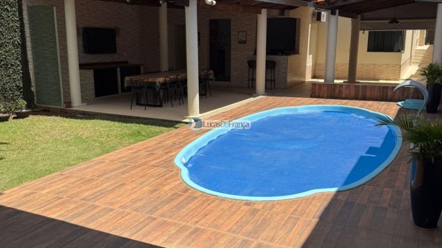Exclusiva no QMS 18 – Sobradinho DF: Casa Solta no Terreno com Suítes e Piscina Aquecida!