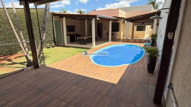 Exclusiva no QMS 18 – Sobradinho DF: Casa Solta no Terreno com Suítes e Piscina Aquecida!