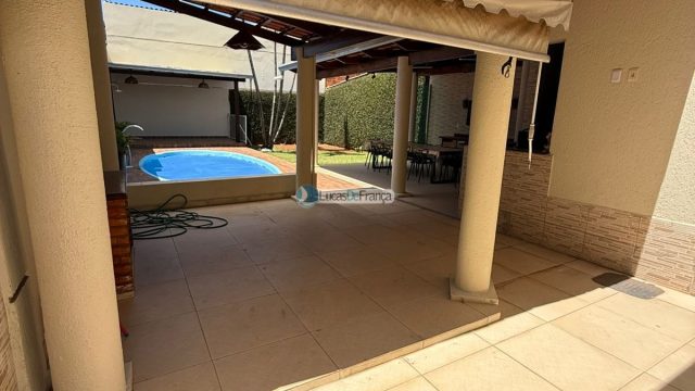 Exclusiva no QMS 18 – Sobradinho DF: Casa Solta no Terreno com Suítes e Piscina Aquecida!