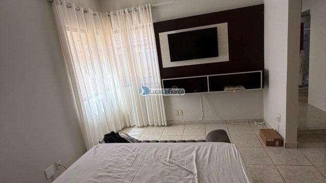 Exclusiva no QMS 18 – Sobradinho DF: Casa Solta no Terreno com Suítes e Piscina Aquecida!