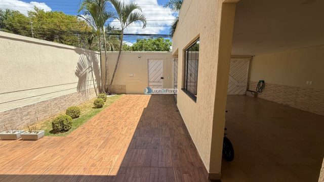 Exclusiva no QMS 18 – Sobradinho DF: Casa Solta no Terreno com Suítes e Piscina Aquecida!