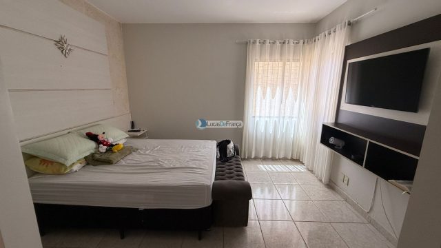 Exclusiva no QMS 18 – Sobradinho DF: Casa Solta no Terreno com Suítes e Piscina Aquecida!