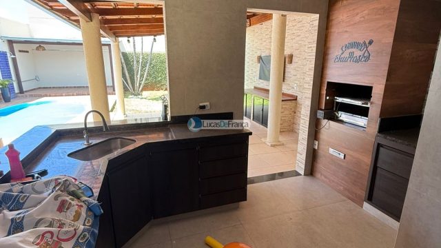 Exclusiva no QMS 18 – Sobradinho DF: Casa Solta no Terreno com Suítes e Piscina Aquecida!