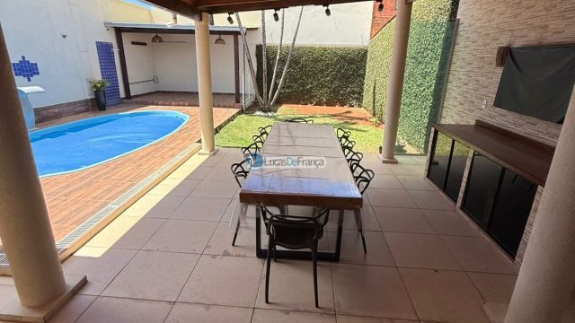 Exclusiva no QMS 18 – Sobradinho DF: Casa Solta no Terreno com Suítes e Piscina Aquecida!