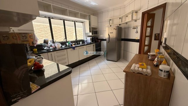 Exclusiva no QMS 18 – Sobradinho DF: Casa Solta no Terreno com Suítes e Piscina Aquecida!