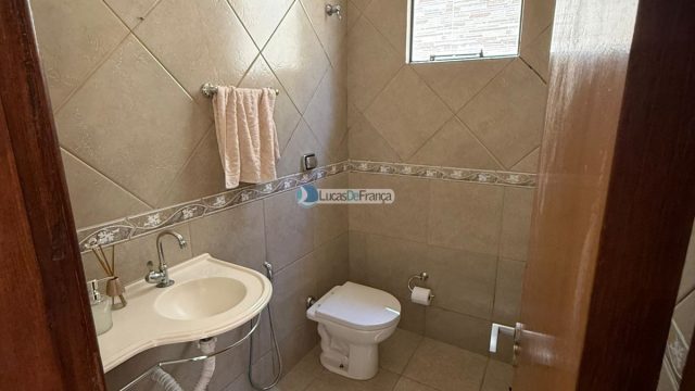 Exclusiva no QMS 18 – Sobradinho DF: Casa Solta no Terreno com Suítes e Piscina Aquecida!