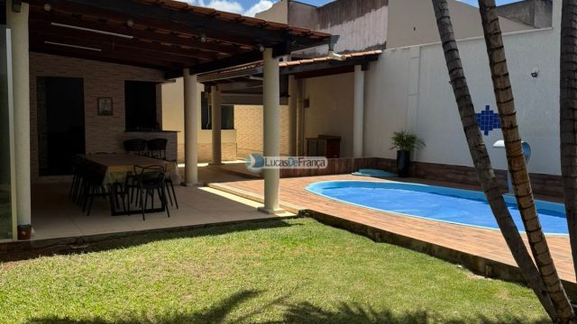 Exclusiva no QMS 18 – Sobradinho DF: Casa Solta no Terreno com Suítes e Piscina Aquecida!