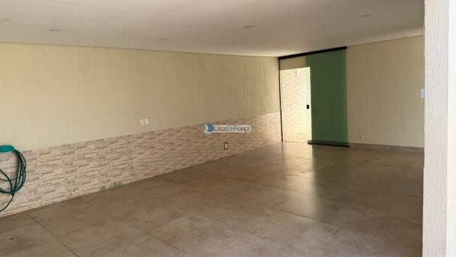Exclusiva no QMS 18 – Sobradinho DF: Casa Solta no Terreno com Suítes e Piscina Aquecida!