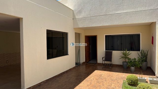 Exclusiva no QMS 18 – Sobradinho DF: Casa Solta no Terreno com Suítes e Piscina Aquecida!