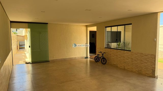 Exclusiva no QMS 18 – Sobradinho DF: Casa Solta no Terreno com Suítes e Piscina Aquecida!