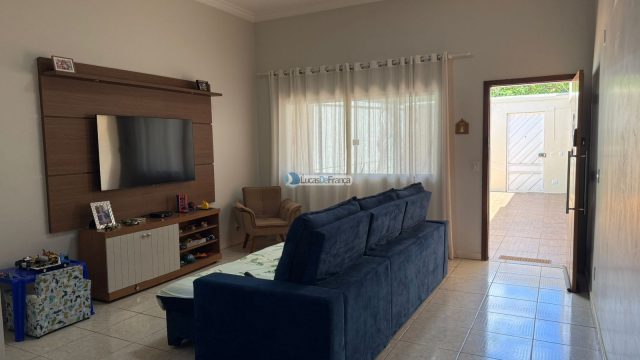 Exclusiva no QMS 18 – Sobradinho DF: Casa Solta no Terreno com Suítes e Piscina Aquecida!