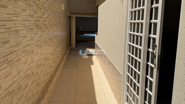 Exclusiva no QMS 18 – Sobradinho DF: Casa Solta no Terreno com Suítes e Piscina Aquecida!