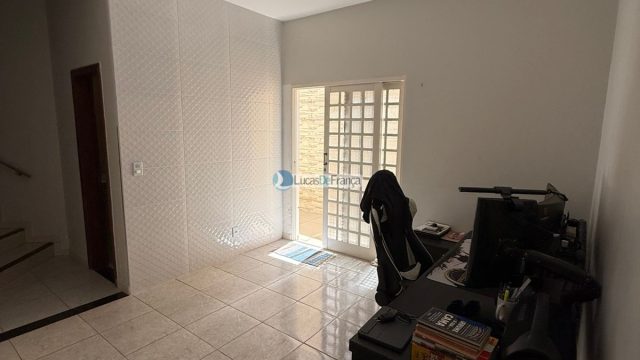 Exclusiva no QMS 18 – Sobradinho DF: Casa Solta no Terreno com Suítes e Piscina Aquecida!