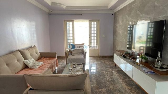 Excelente Casa à Venda No Setor Tradicional, Rua Benjamin Constant, Quadra 142