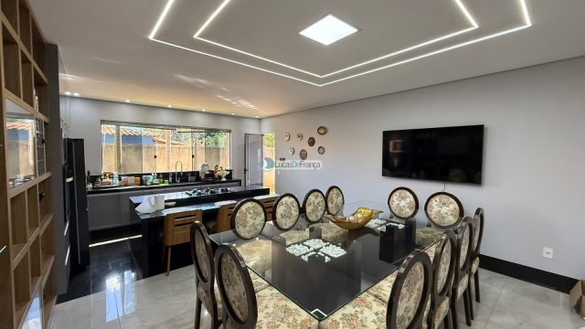 Casa de alto padrão no Cond. Jardim Oriente