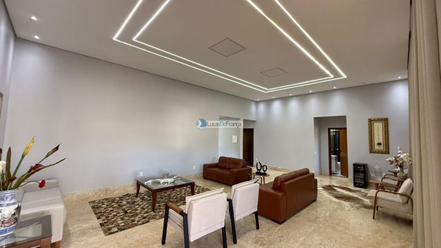 Casa de alto padrão no Cond. Jardim Oriente