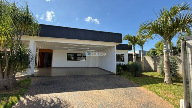 Casa de alto padrão no Cond. Jardim Oriente