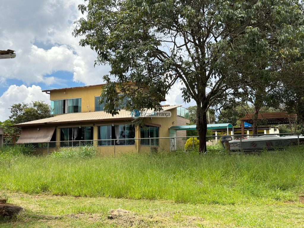 Casa de Alto Padrão à Beira da Lagoa – Planaltina de Goiás (1)