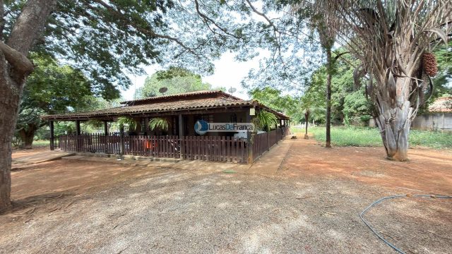 Imobiliária Lucas de França vende excelente chácara na Bica do DER!