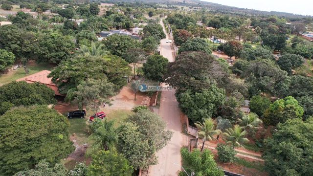 Imobiliária Lucas de França vende excelente chácara na Bica do DER!