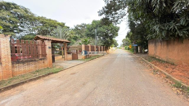 Imobiliária Lucas de França vende excelente chácara na Bica do DER!