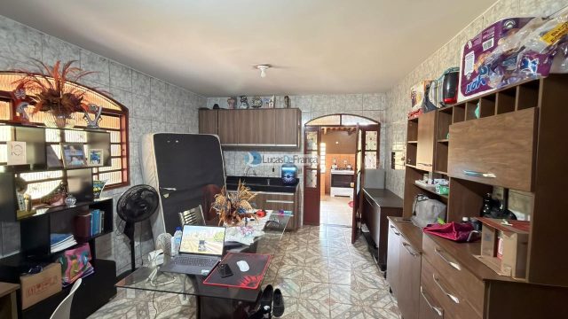 Imobiliária Lucas de França vende excelente chácara na Bica do DER!