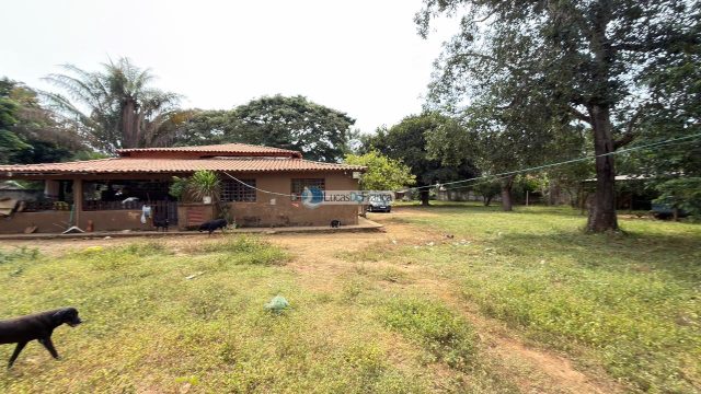 Imobiliária Lucas de França vende excelente chácara na Bica do DER!