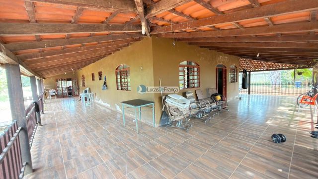 Imobiliária Lucas de França vende excelente chácara na Bica do DER!