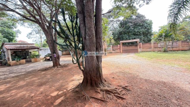 Imobiliária Lucas de França vende excelente chácara na Bica do DER!