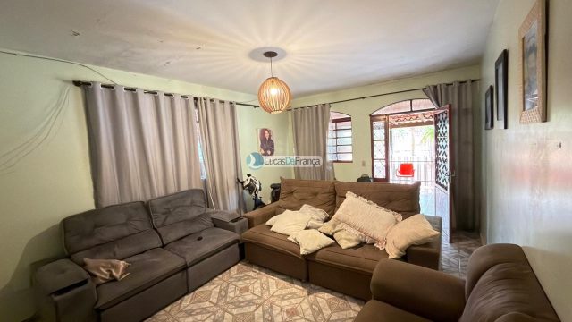 Imobiliária Lucas de França vende excelente chácara na Bica do DER!