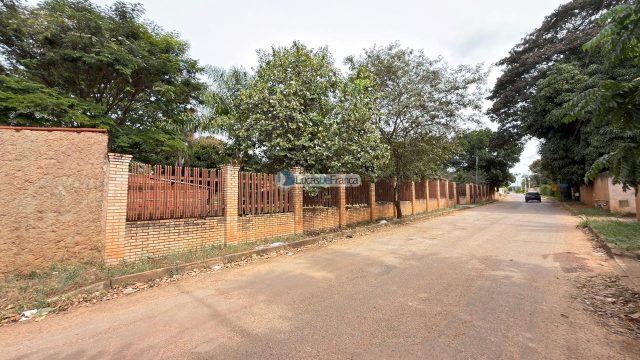 Imobiliária Lucas de França vende excelente chácara na Bica do DER!