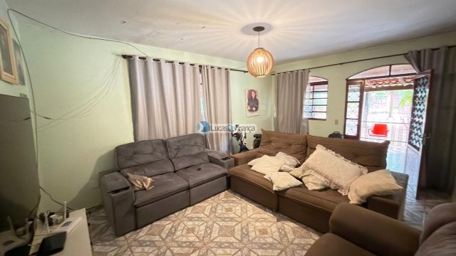 Imobiliária Lucas de França vende excelente chácara na Bica do DER!
