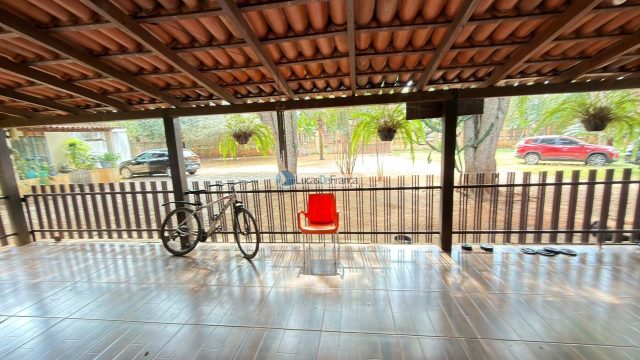 Imobiliária Lucas de França vende excelente chácara na Bica do DER!
