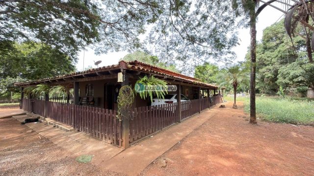 Imobiliária Lucas de França vende excelente chácara na Bica do DER!