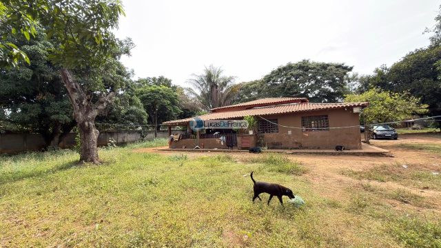 Imobiliária Lucas de França vende excelente chácara na Bica do DER!
