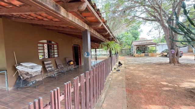 Imobiliária Lucas de França vende excelente chácara na Bica do DER!