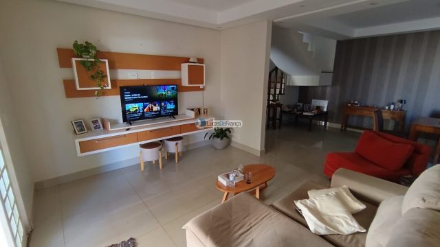 Linda casa com 2 pavimentos e localização privilegiada