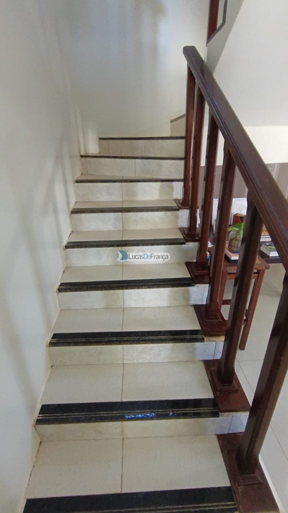 Linda casa com 2 pavimentos e localização privilegiada (10)