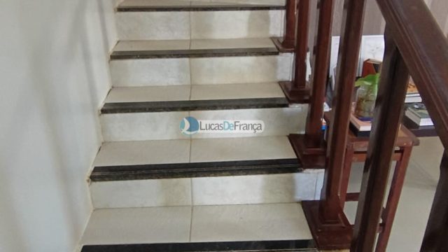 Linda casa com 2 pavimentos e localização privilegiada