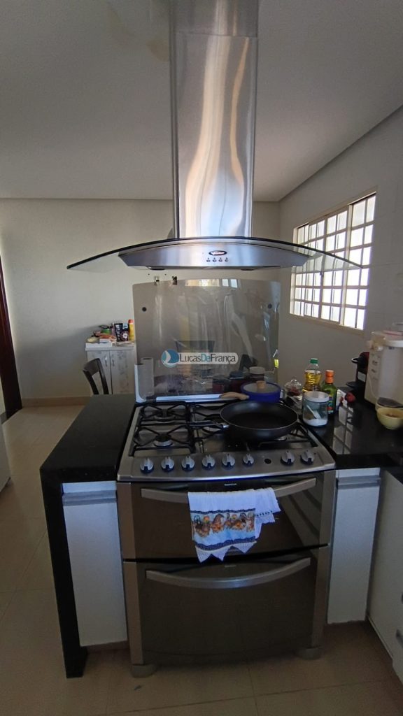 Linda casa com 2 pavimentos e localização privilegiada (11)