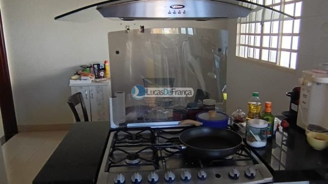 Linda casa com 2 pavimentos e localização privilegiada