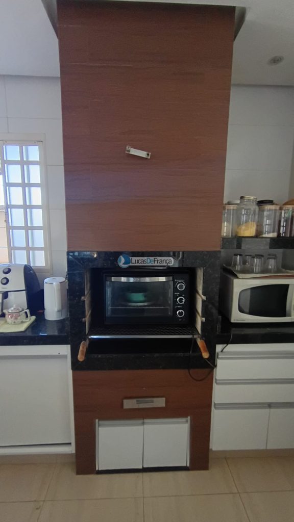 Linda casa com 2 pavimentos e localização privilegiada (12)