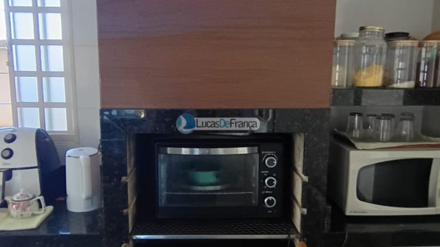 Linda casa com 2 pavimentos e localização privilegiada