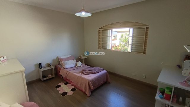 Linda casa com 2 pavimentos e localização privilegiada