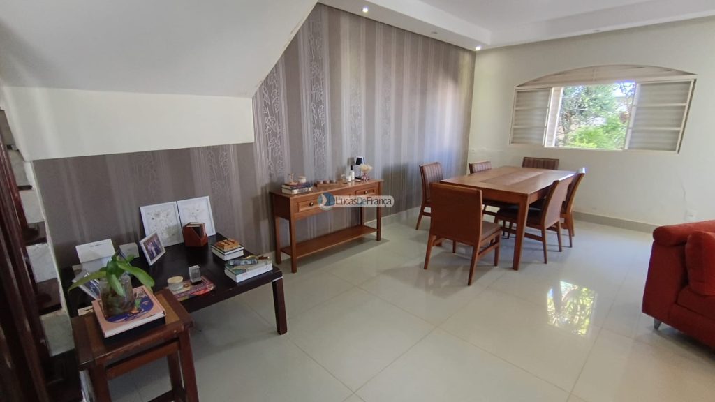 Linda casa com 2 pavimentos e localização privilegiada (14)