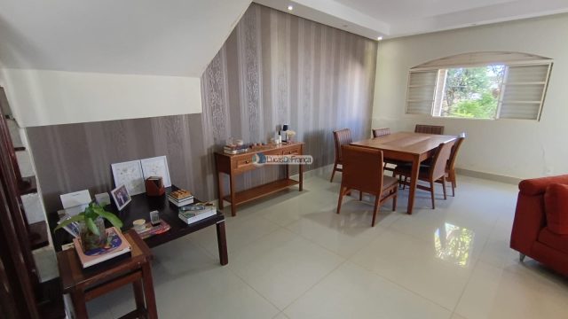 Linda casa com 2 pavimentos e localização privilegiada