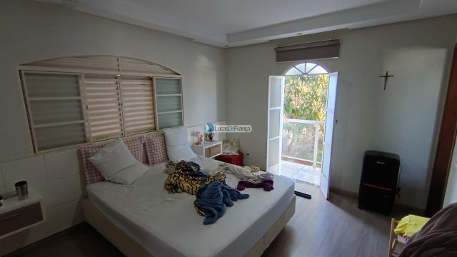 Linda casa com 2 pavimentos e localização privilegiada